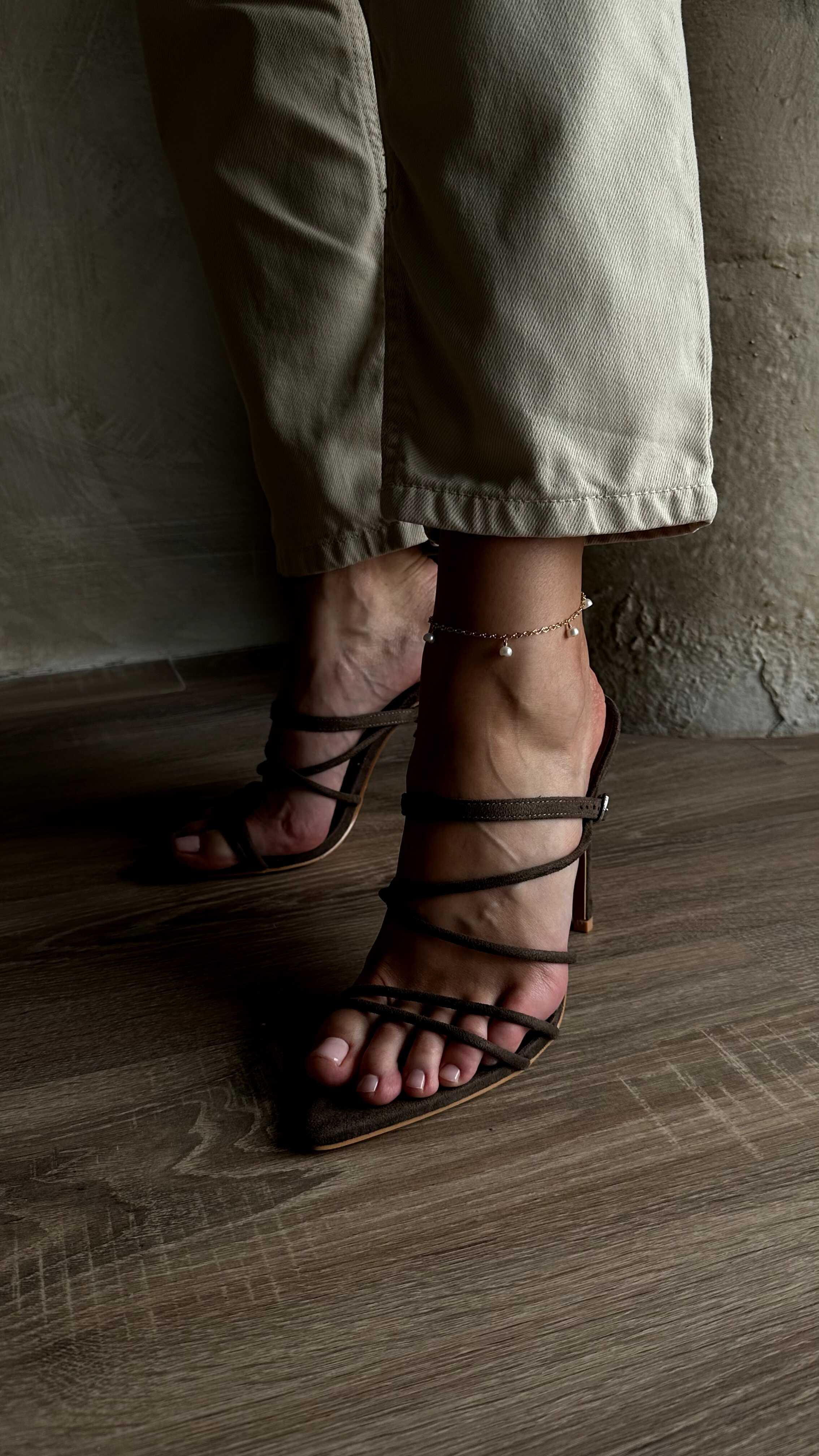 Gold-plated anklet featuring lustrous natural pearls and durable fittings — carefully handcrafted with minimalist design for refined elegance, perfect to complement casual and special occasion outfits with timeless sophistication.