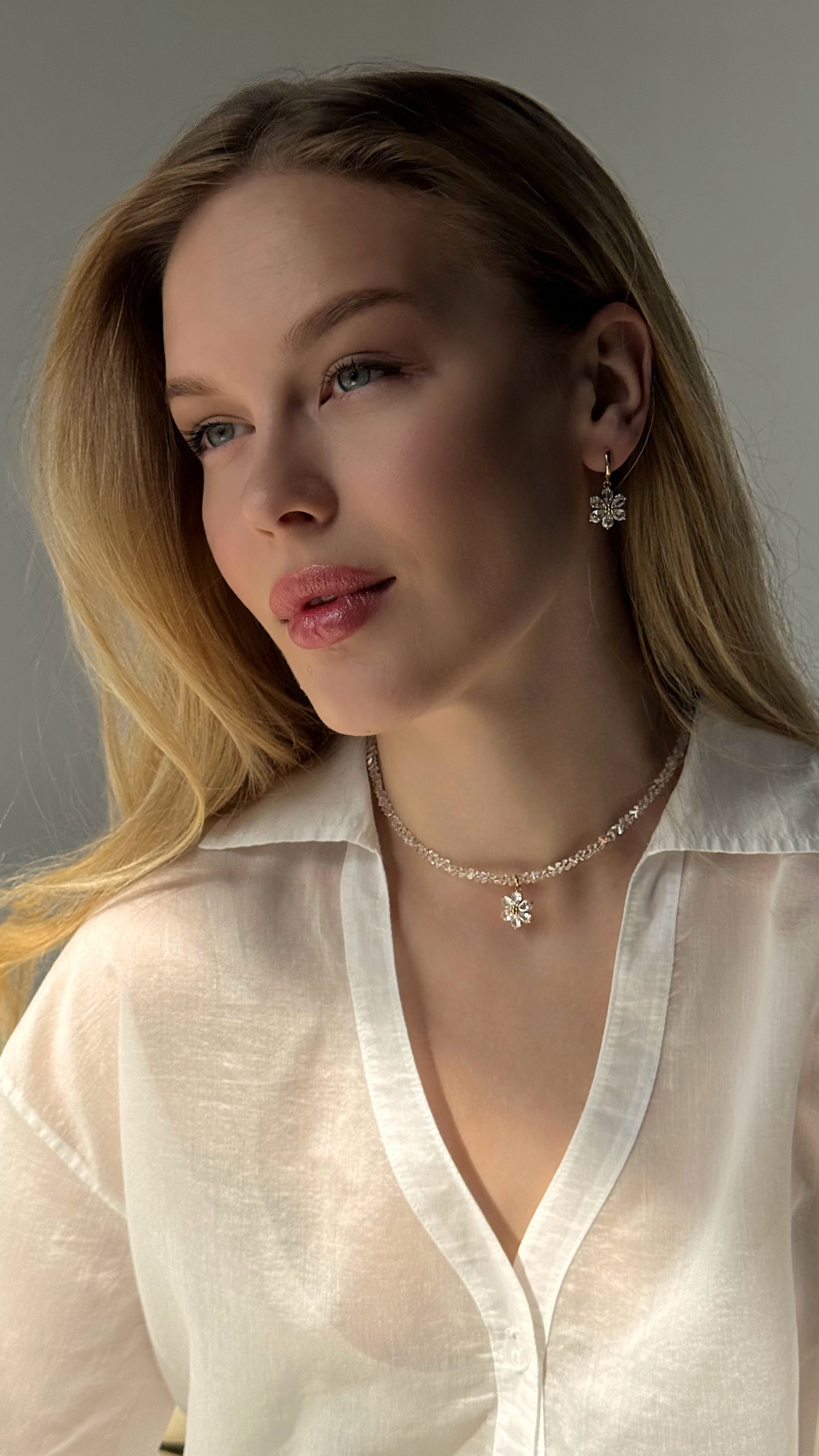 Exquisite clear crystal bead choker featuring a delicate floral pendant on a gold-plated stainless steel chain, perfect for romantic and elegant looks.