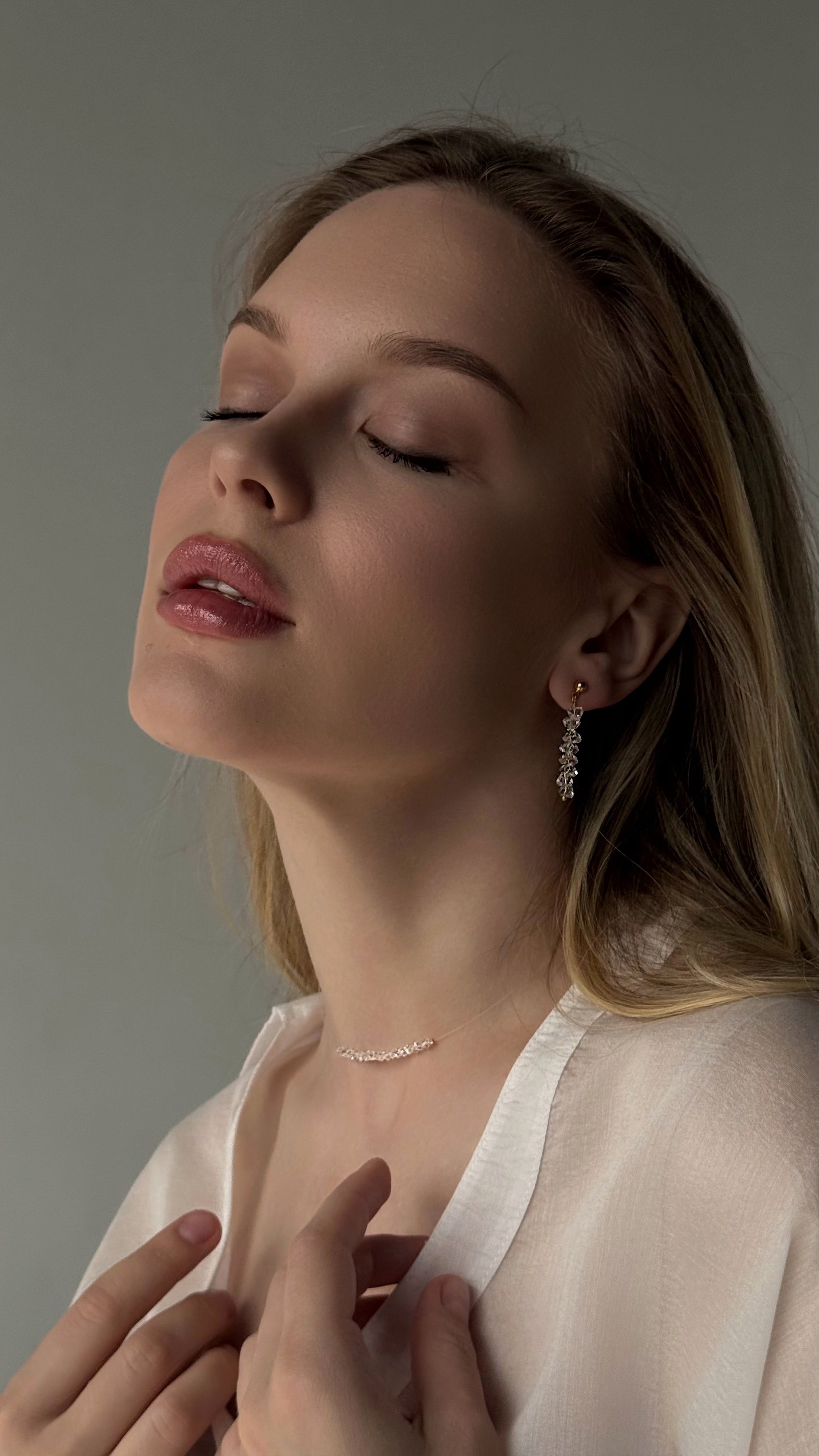 Clear crystal choker necklace with matching stud earrings featuring crystal drops, set on invisible wire – minimalist and elegant jewelry set for women.