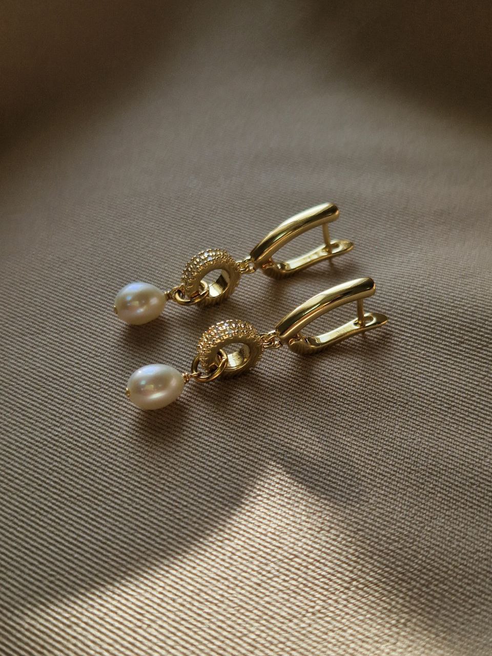 Gold-plated earrings with natural pearls and cubic zirconia – handcrafted vintage-inspired design with a touch of elegance. Perfect for weddings or special occasions.