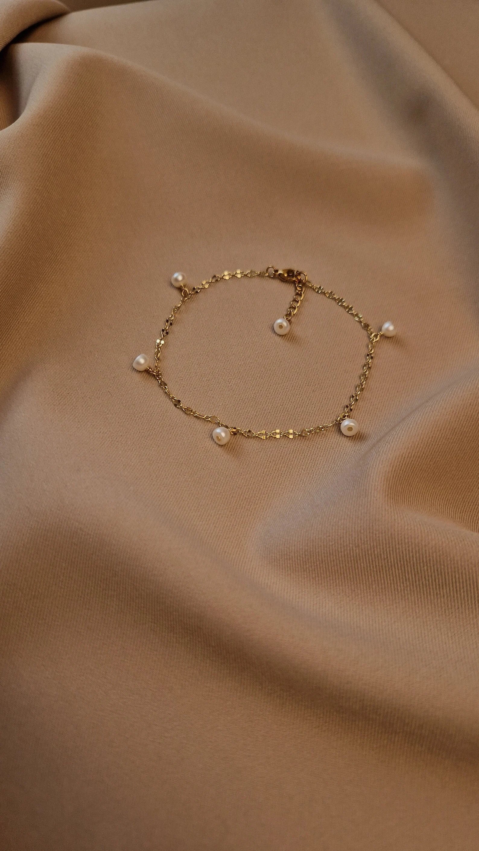 Gold-plated anklet featuring lustrous natural pearls and durable fittings — carefully handcrafted with minimalist design for refined elegance, perfect to complement casual and special occasion outfits with timeless sophistication.