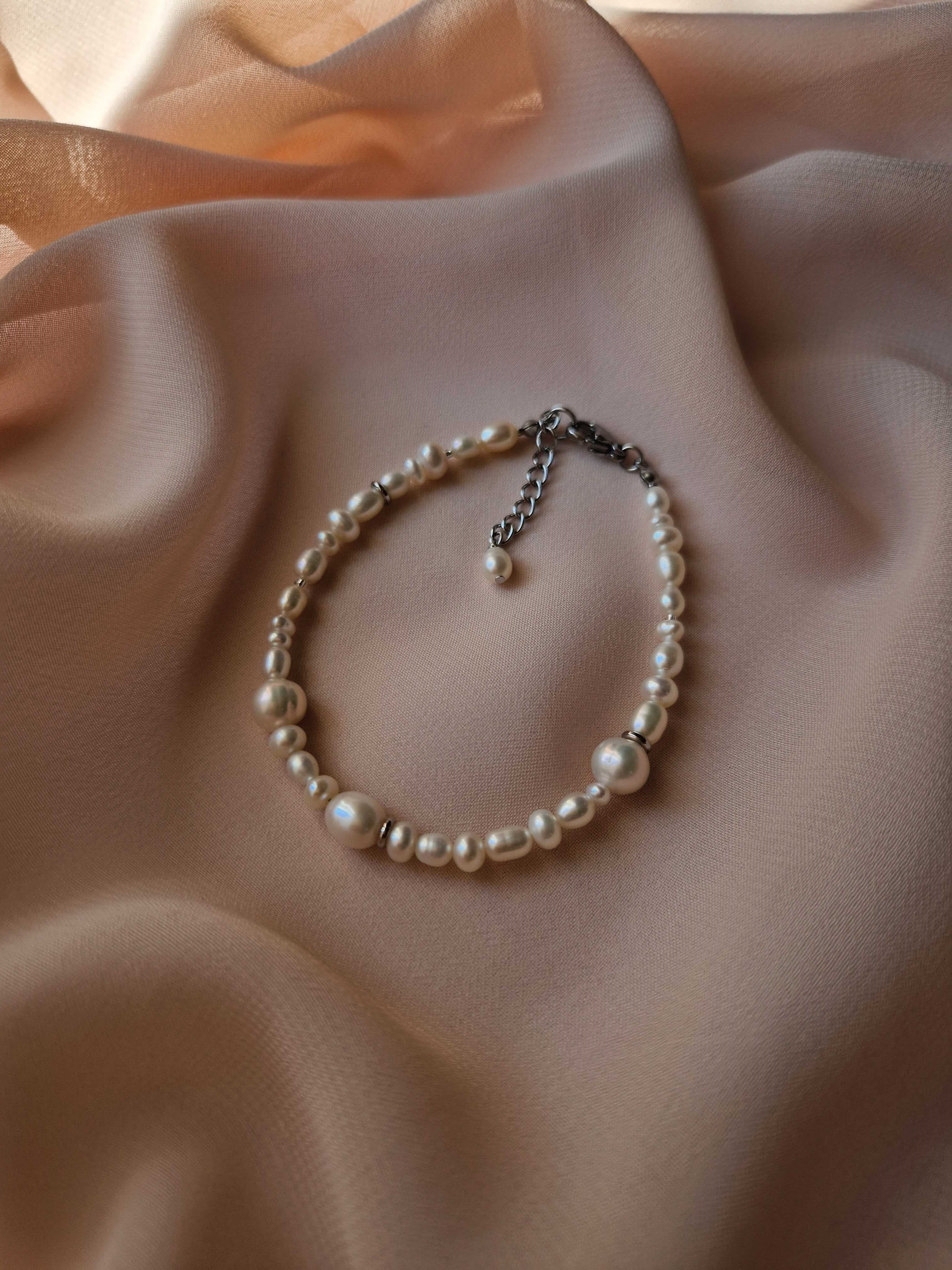 Handmade freshwater pearl bracelet with silver-tone stainless steel fittings – elegant and timeless jewelry by Lamari