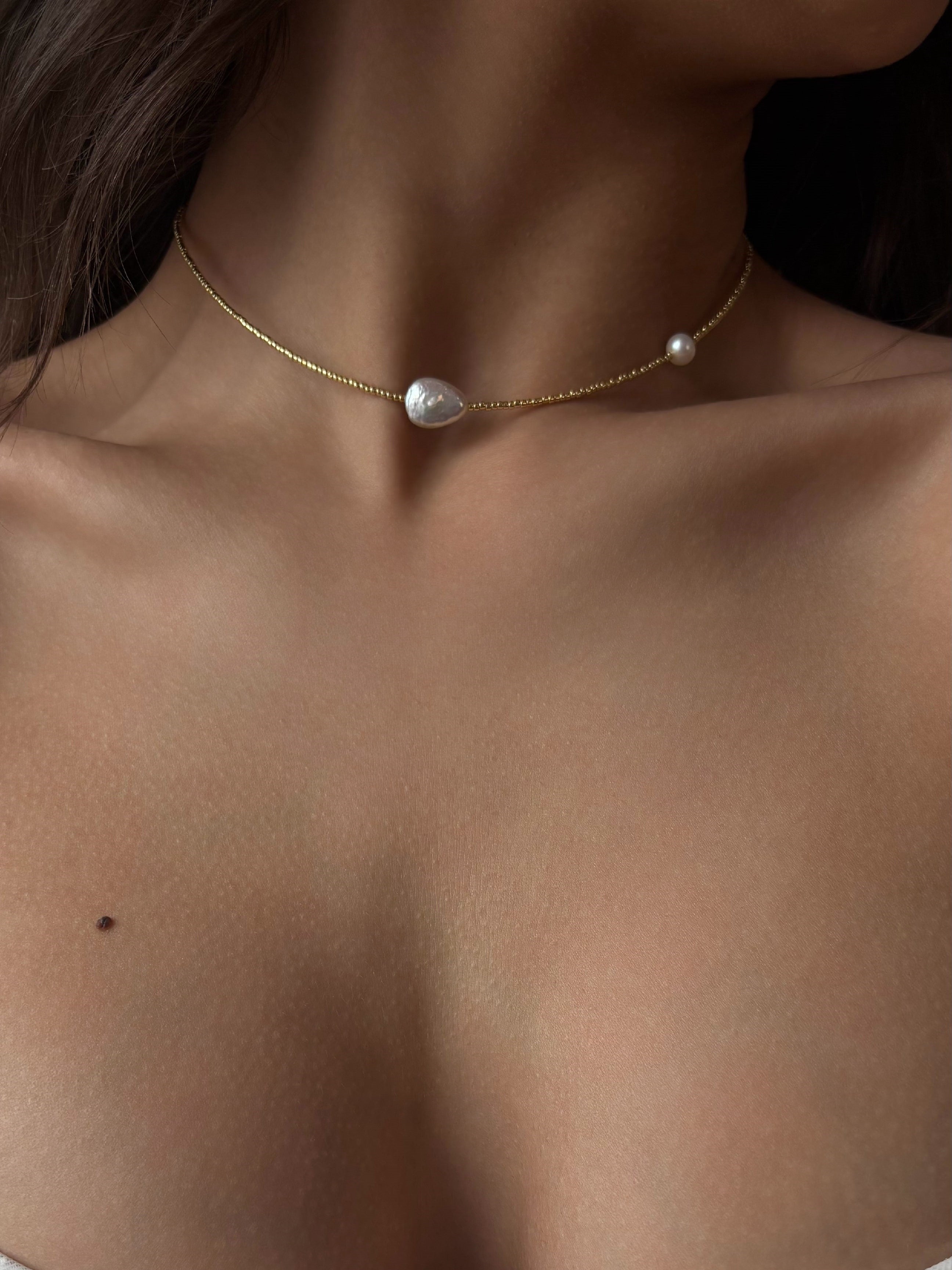 Choker made of Japanese jewelry-grade seed beads with galvanic coating, combined with natural freshwater pearls. Features gold-tone brass and stainless steel hardware. Standard length 36 cm with a 6 cm extender.