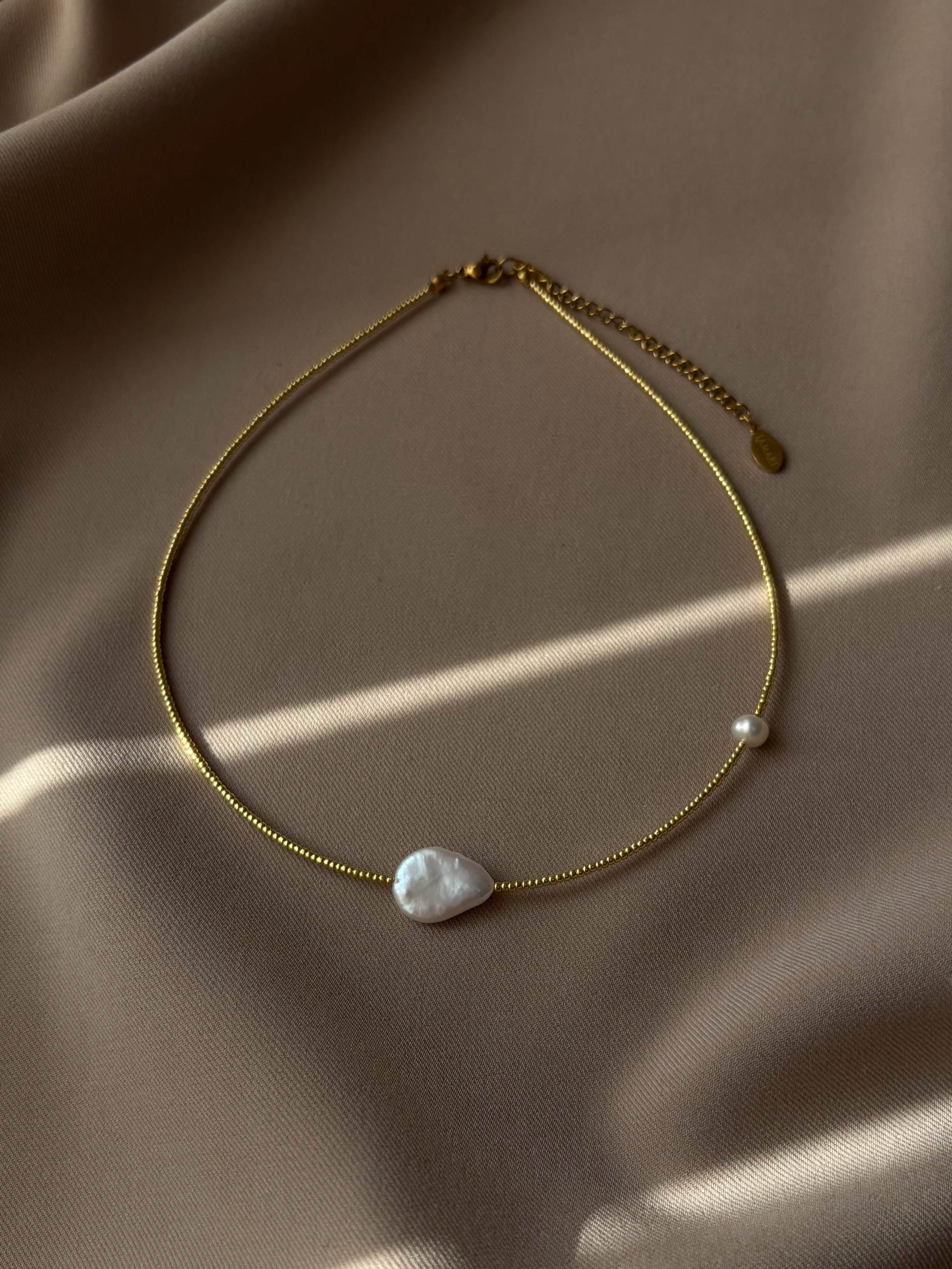 Choker made of Japanese jewelry-grade seed beads with galvanic coating, combined with natural freshwater pearls. Features gold-tone brass and stainless steel hardware. Standard length 36 cm with a 6 cm extender.