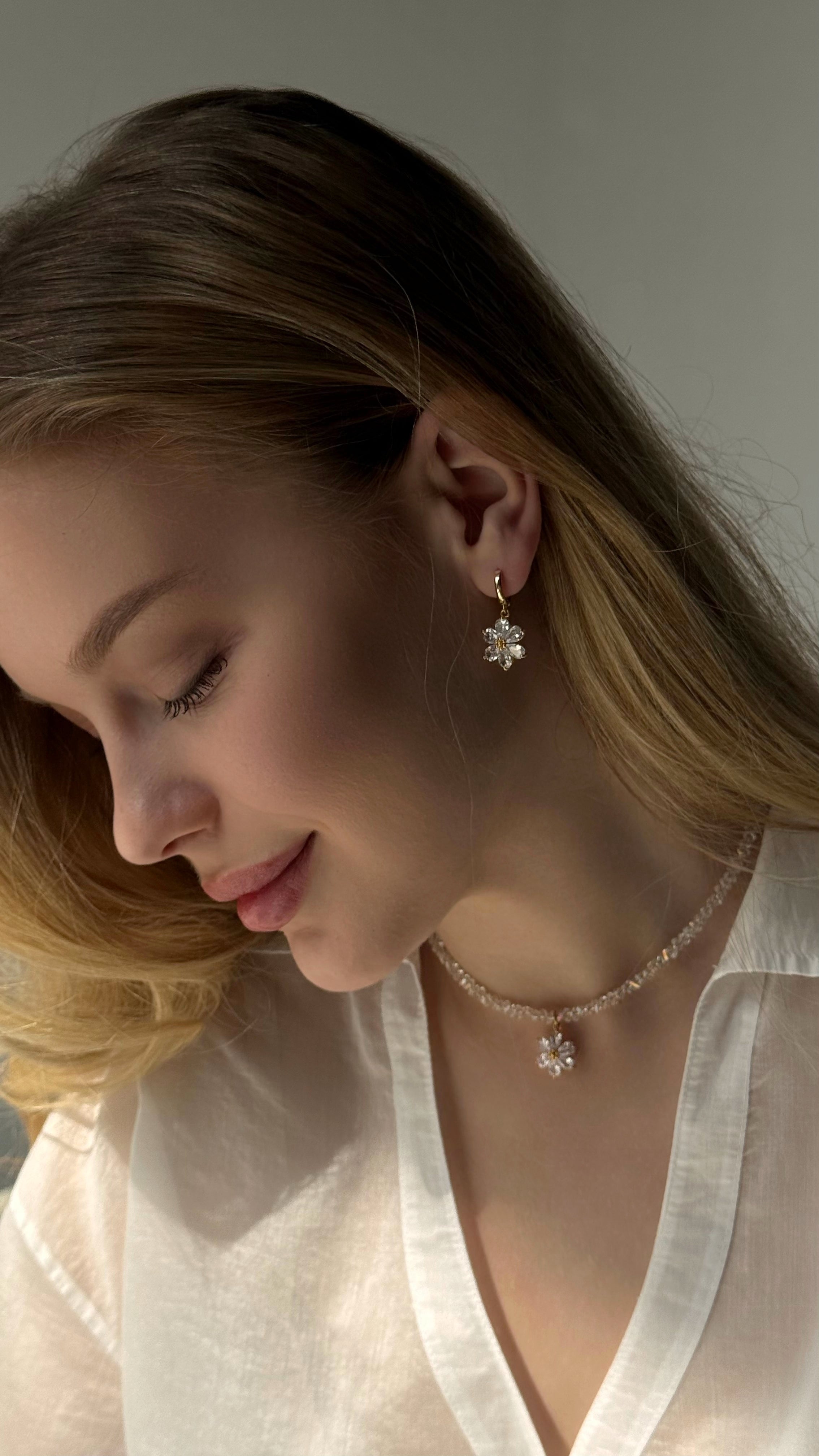 Exquisite choker featuring clear crystal beads and a delicate floral pendant — combining subtle sparkle with graceful design, crafted with durable gold-plated stainless steel, perfect for romantic, minimalist, or elegant evening looks.