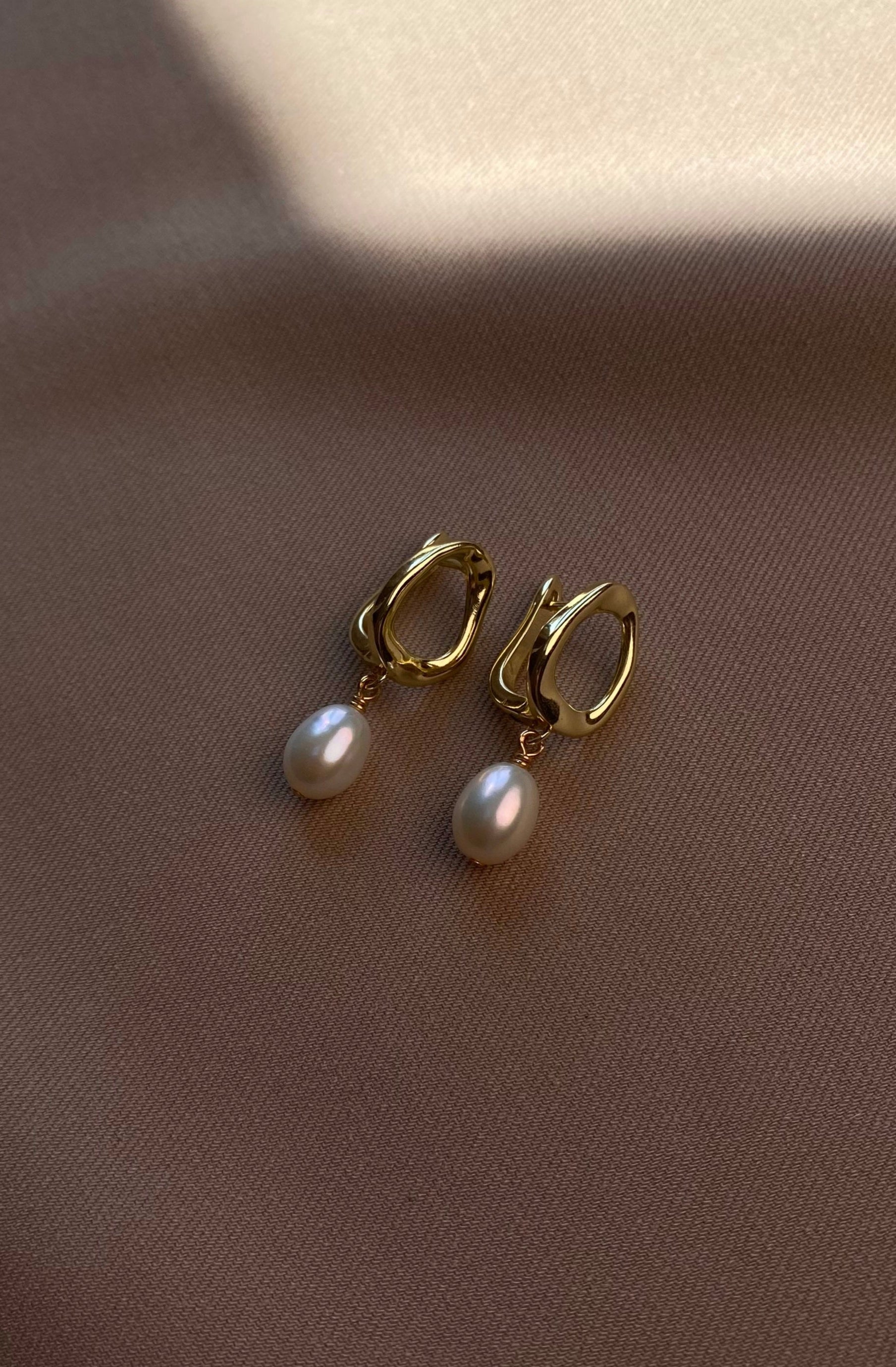 Delicate freshwater pearl earrings with smooth natural pearls set on gold-plated brass bases, combining timeless elegance and lightweight comfort for everyday wear.