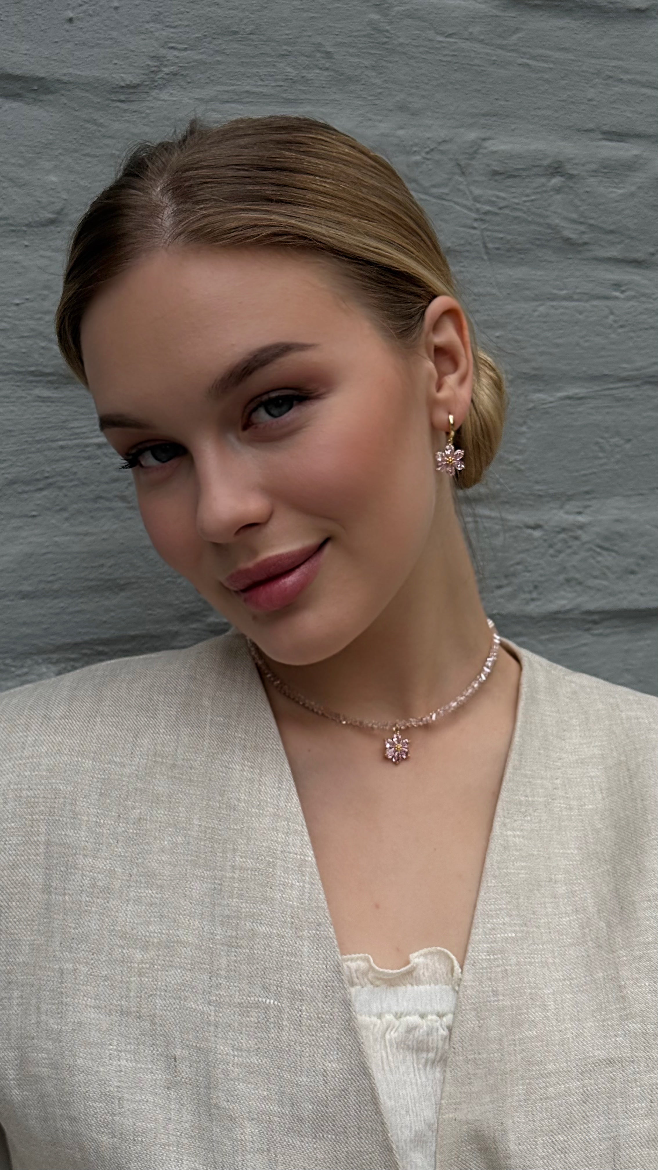Exquisite choker featuring high-quality pink crystal beads and a delicate floral pendant — elegant and feminine accessory with durable gold-plated stainless steel clasp, perfect for romantic moments, special occasions, or brightening everyday style.