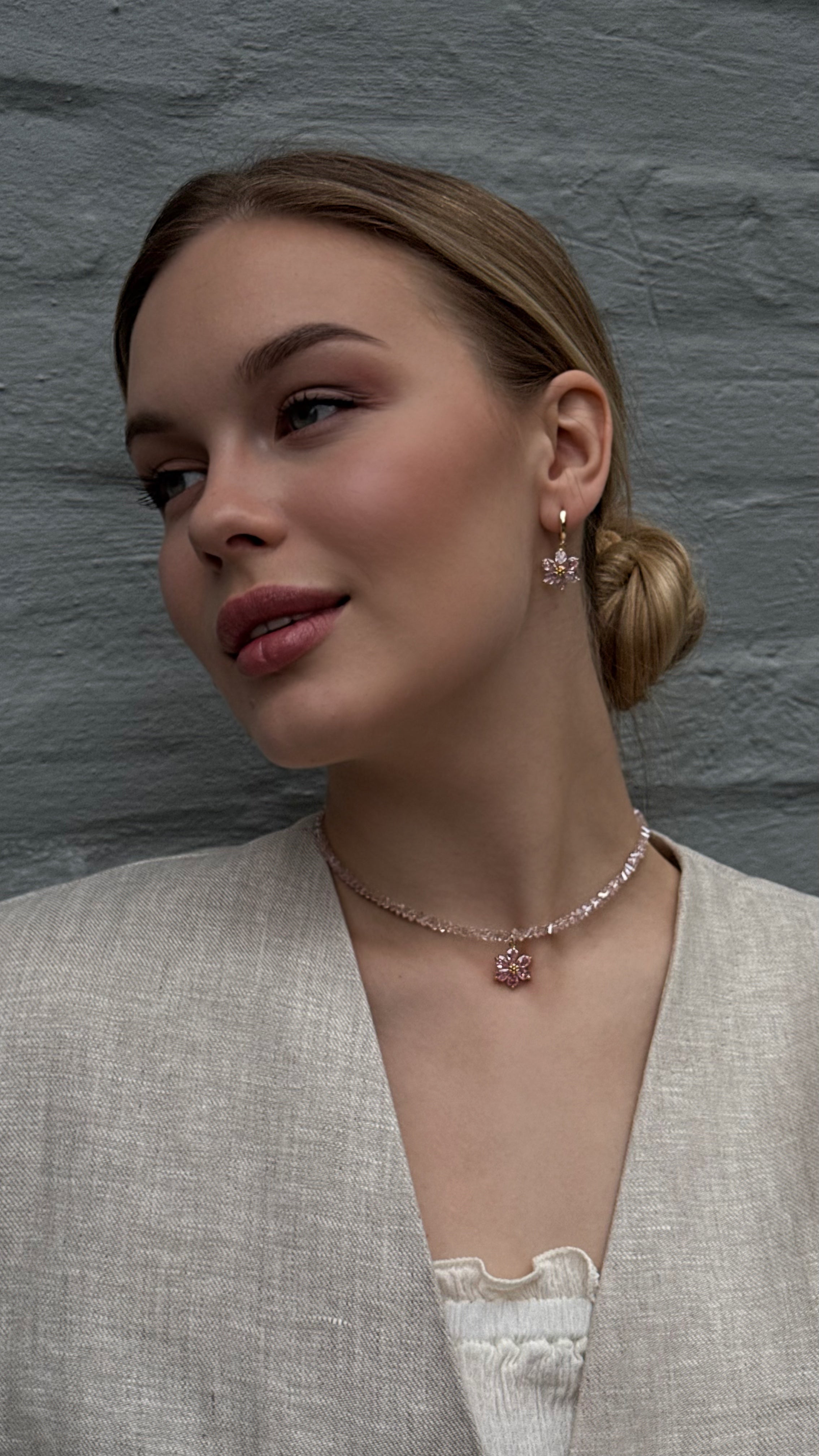 Exquisite choker featuring high-quality pink crystal beads and a delicate floral pendant — elegant and feminine accessory with durable gold-plated stainless steel clasp, perfect for romantic moments, special occasions, or brightening everyday style.