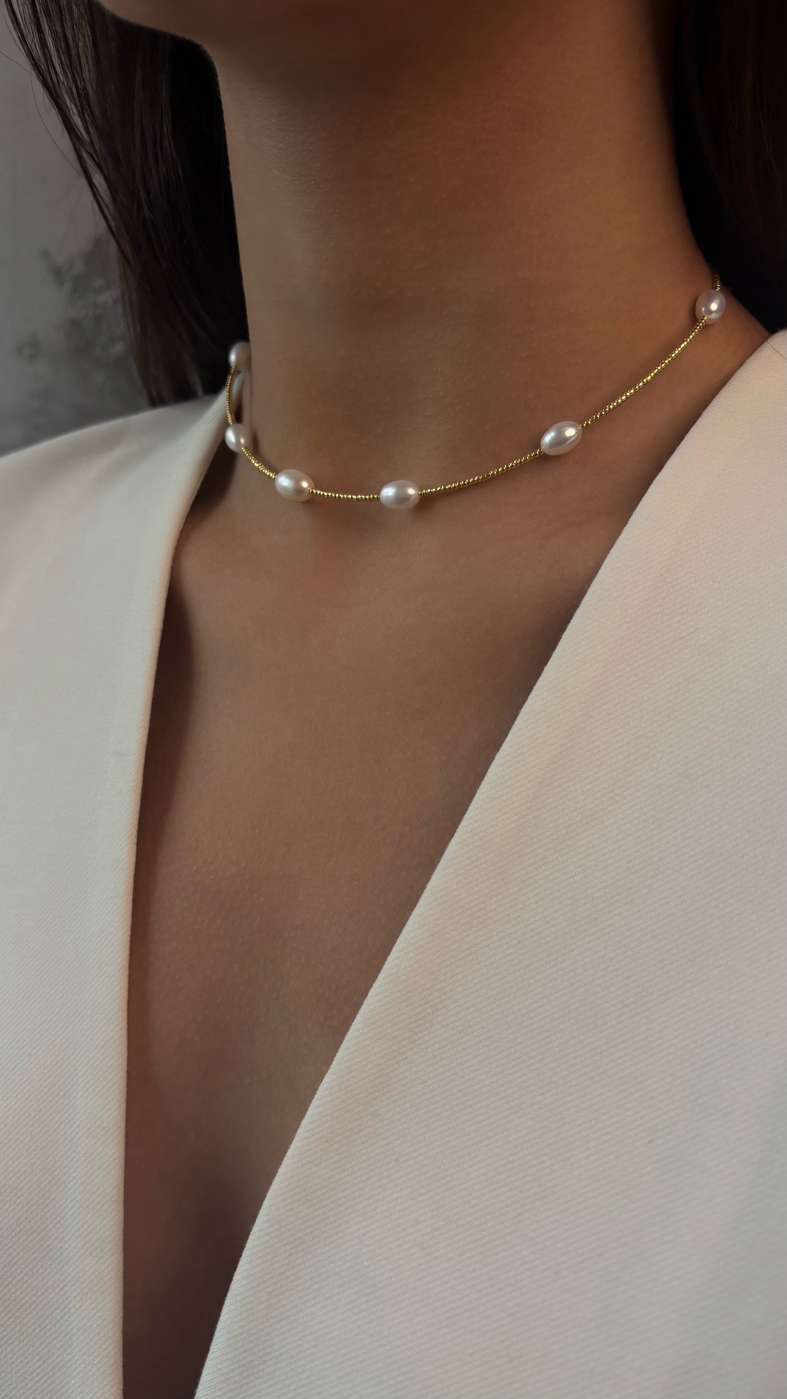 Stylish choker combining high-quality Japanese seed beads with galvanic finish and delicate natural freshwater pearls, offering refined everyday elegance and layering versatility.