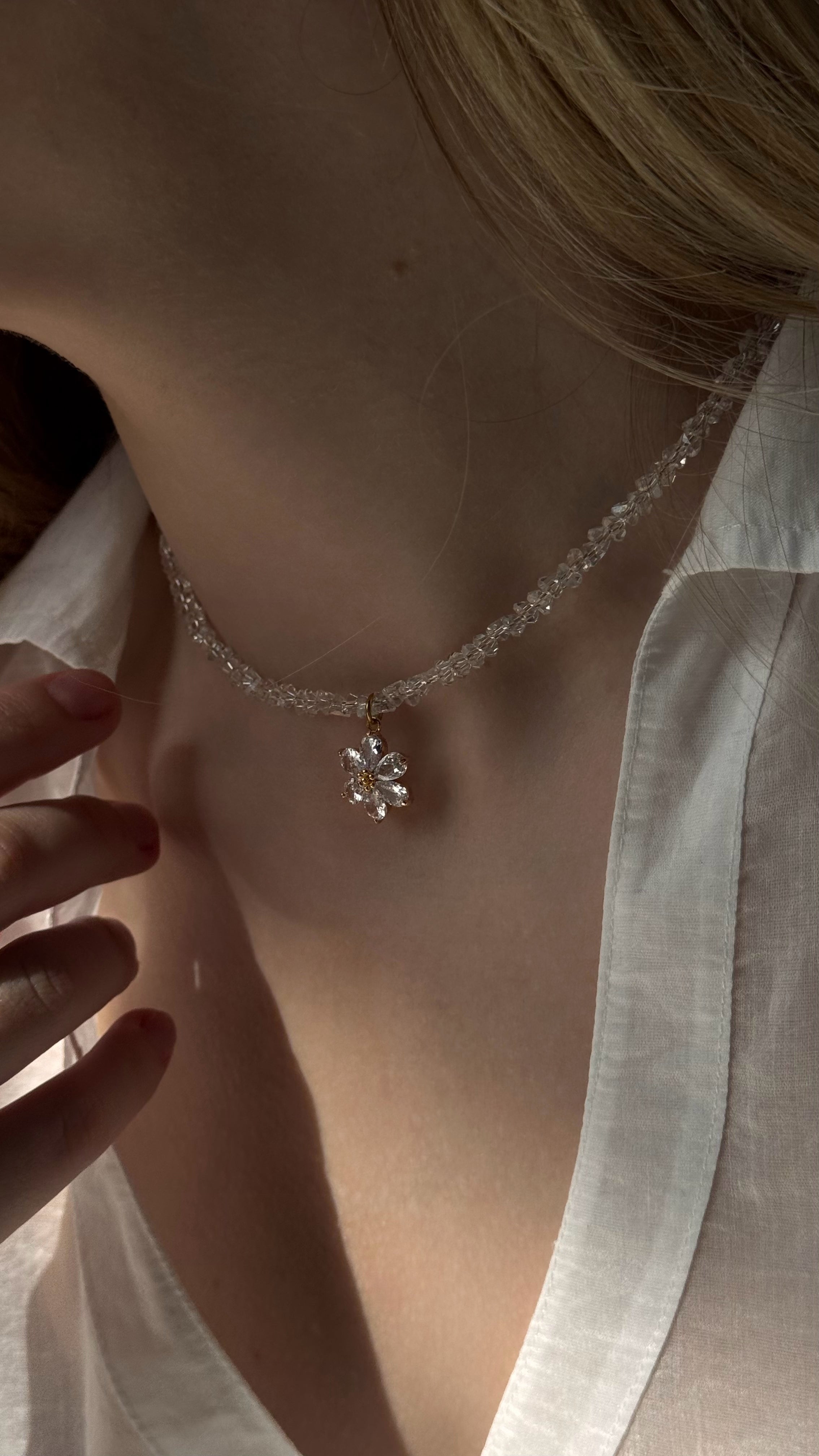 Delicate crystal choker with a floral accent, offering a romantic and feminine look. Lightweight and versatile — perfect for everyday wear or special occasions.