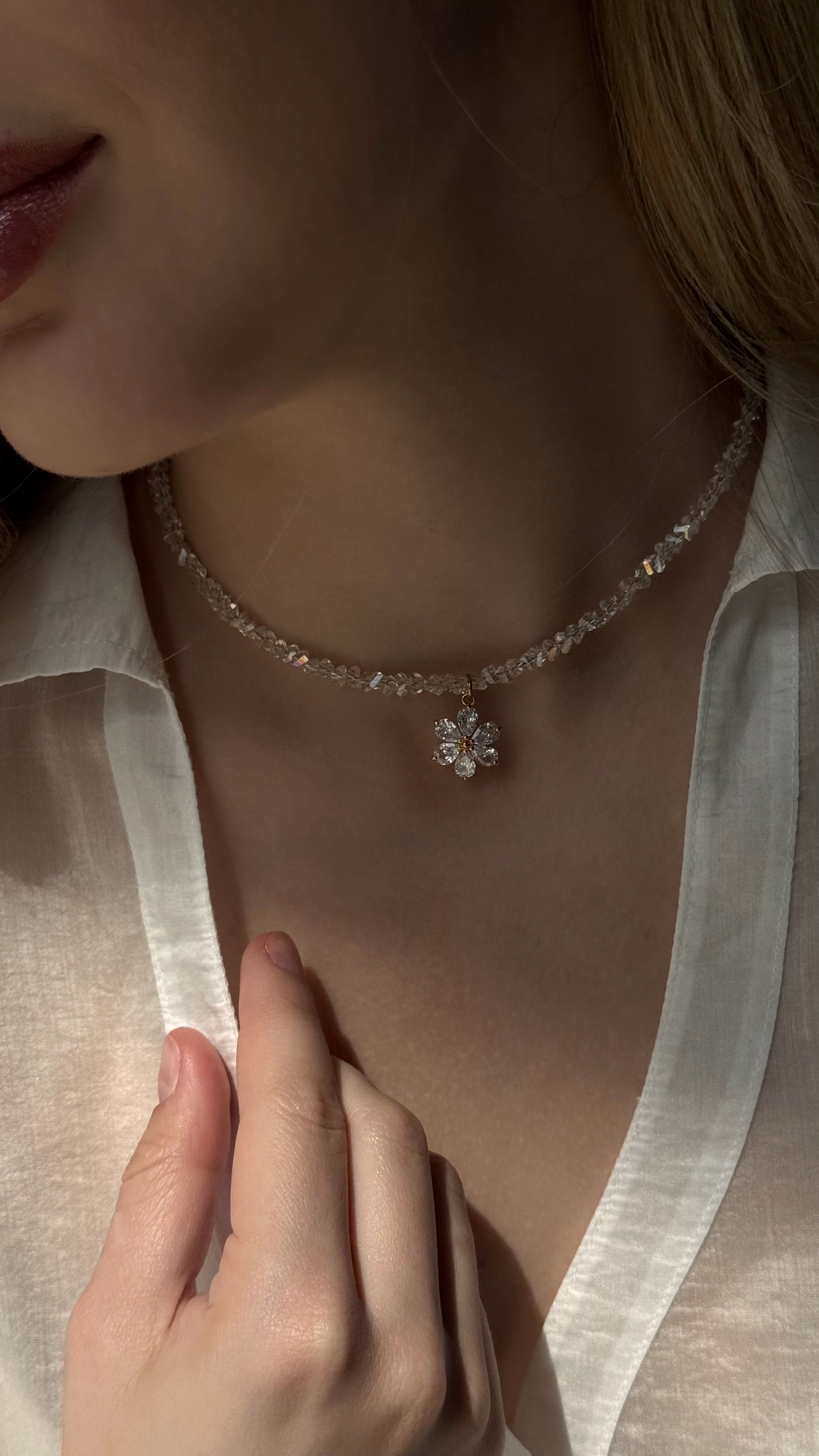 Delicate crystal choker with a floral accent, offering a romantic and feminine look. Lightweight and versatile — perfect for everyday wear or special occasions.