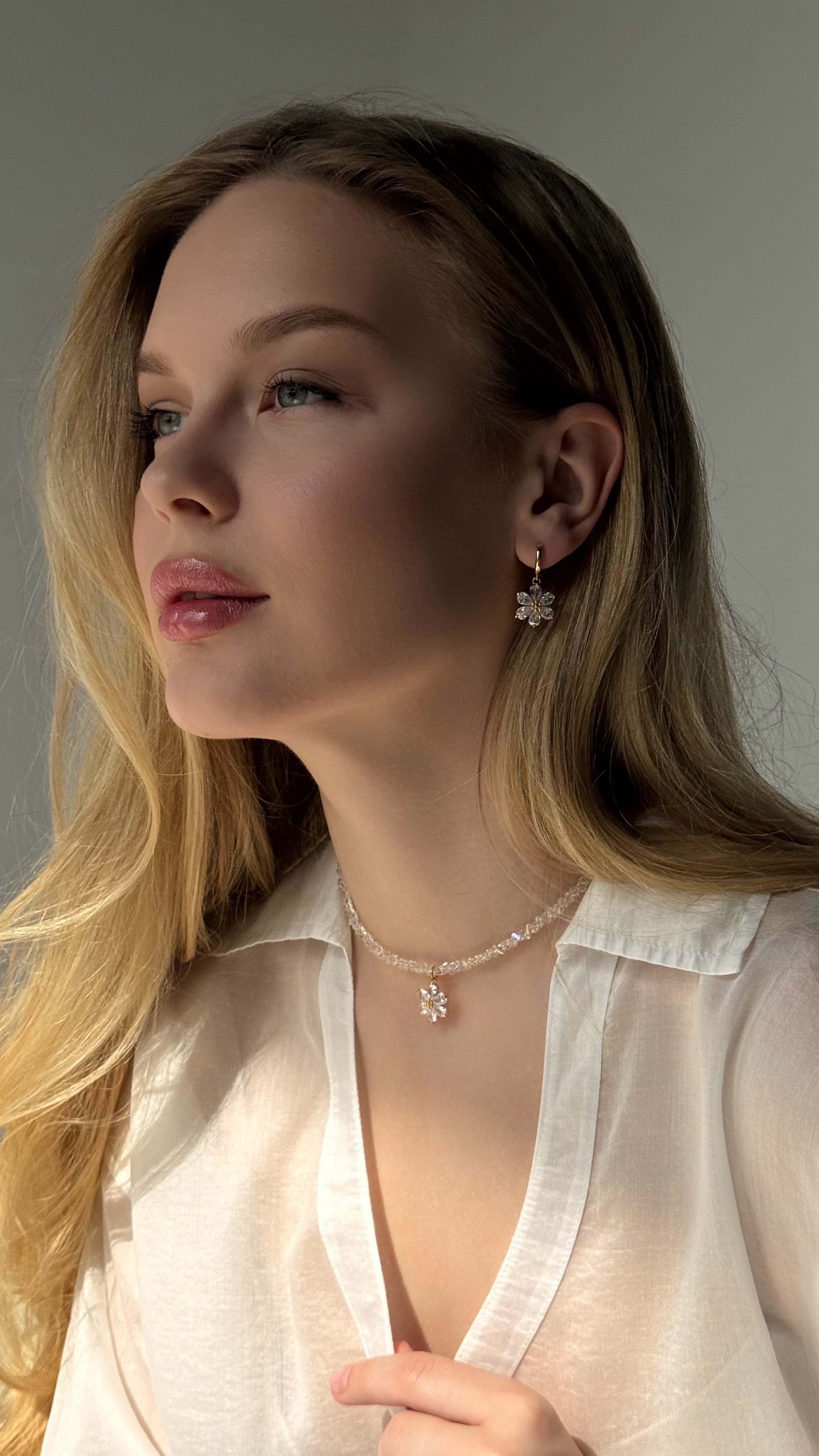 Exquisite choker featuring clear crystal beads and a delicate floral pendant — combining subtle sparkle with graceful design, crafted with durable gold-plated stainless steel, perfect for romantic, minimalist, or elegant evening looks.